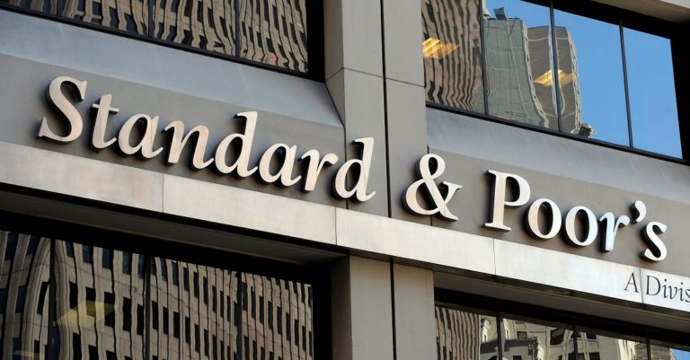 Ο S&P αναβαθμίζει την πιστοληπτική διαβάθμιση της Ελλάδας