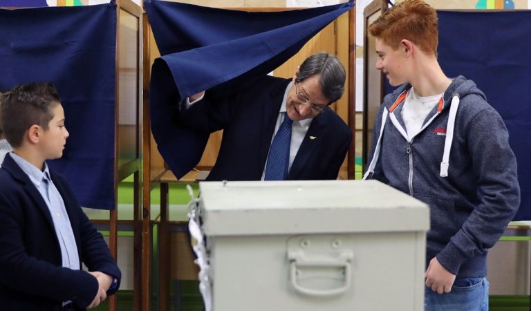 Εκλογές στην Κύπρο: Στον β’ γύρο Ν. Αναστασιάδης και Σ. Μαλάς (video)