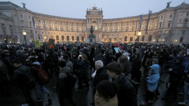 Xιλιάδες διαδηλωτές στη Βιέννη κατά της κυβέρνησης δεξιάς-ακροδεξιάς