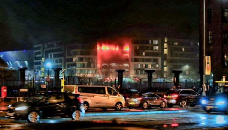 Βρετανία: Πυρκαγιά σε πολυώροφο πάρκινγκ στο Λίβερπουλ