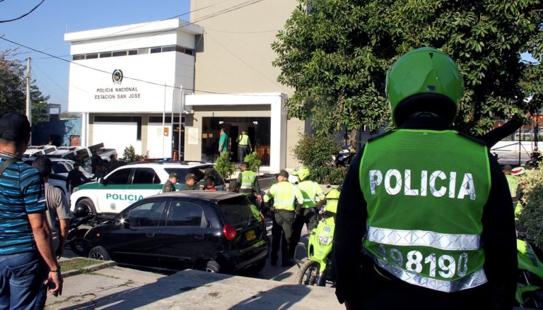 Νέες επιθέσεις κατά αστυνομικών τμημάτων στην Κολομβία