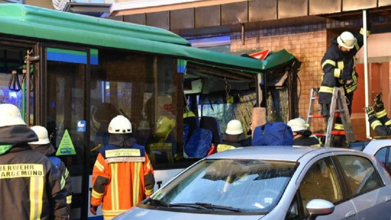 Γερμανία: Σχολικό λεωφορείο προσέκρουσε σε τοίχο – Δεκάδες τραυματίες