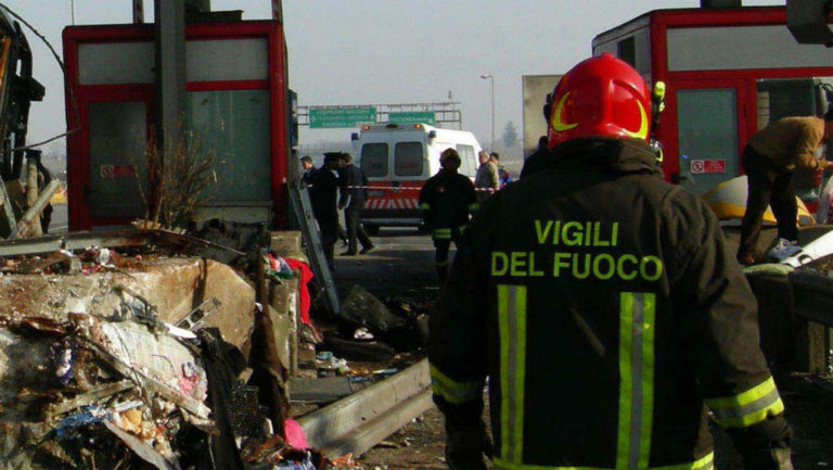 Ιταλία: Έξι νεκροί από σύγκρουση βυτιοφόρου με φορτηγό και ΙΧ