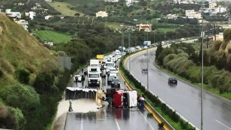 Η ανατροπή της νταλίκας μπλόκαρε τους δρόμους