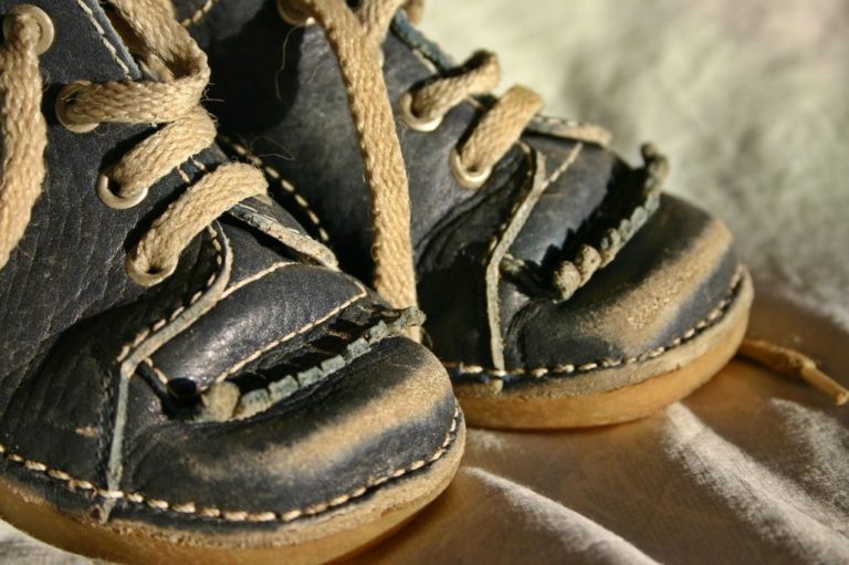 Παπούτσια “μεγαλώνουν μόνα τους” για τα φτωχά παιδιά του πλανήτη