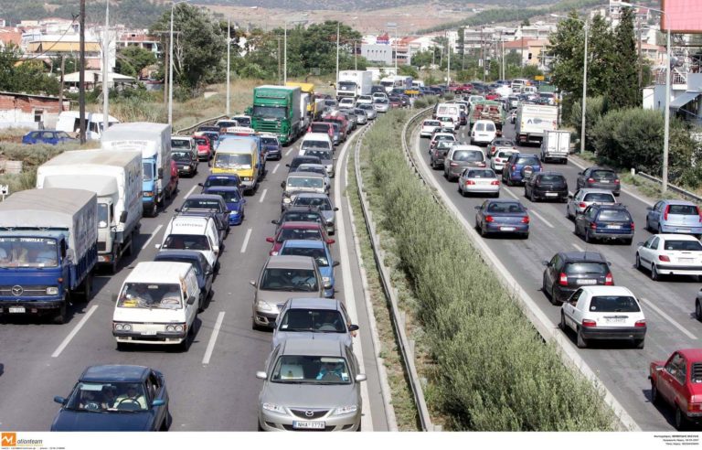 Σύγκρουση οχημάτων και μποτιλιάρισμα στον περιφερειακό