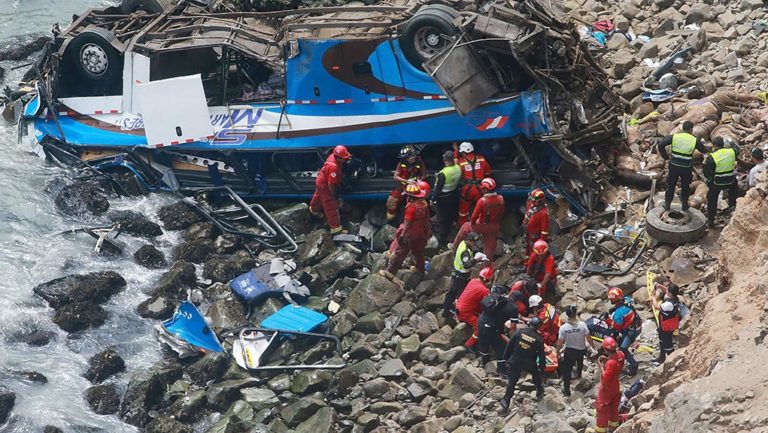 Περού: Δεκάδες νεκροί από πτώση λεωφορείου σε χαράδρα