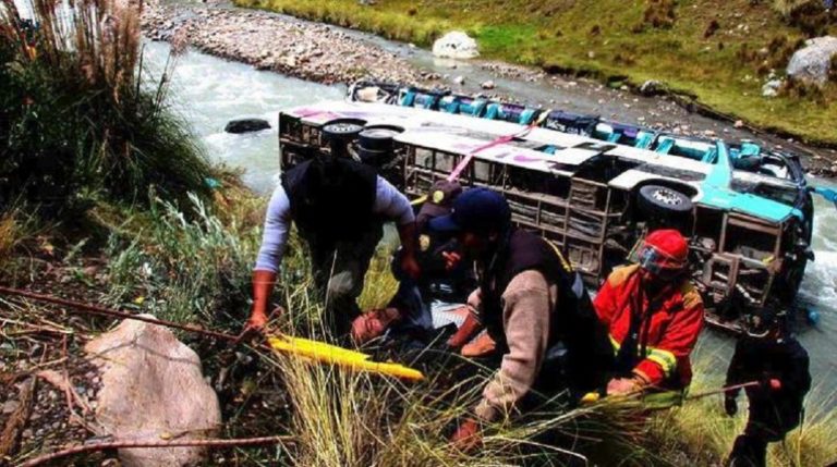 Περού: Πάνω από 48 νεκροί από πτώση λεωφορείου σε χαράδρα