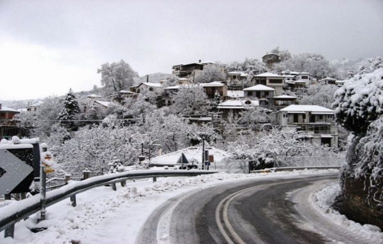 Χιονίζει στο Πήλιο, κλειστά τα σχολεία στα ορεινά