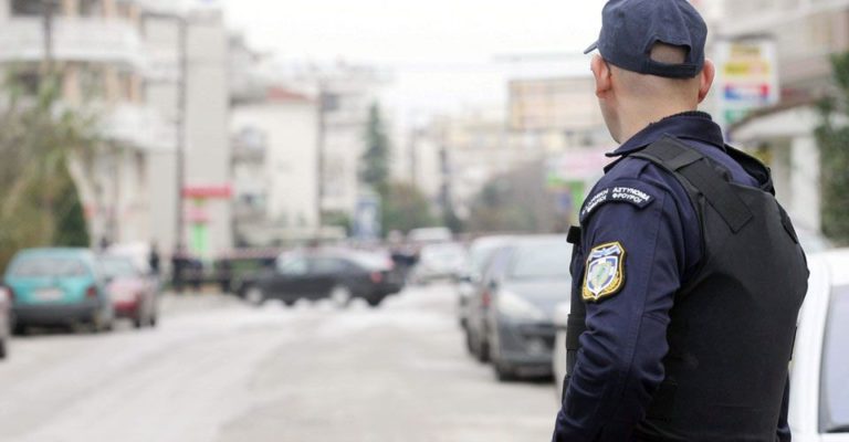 Προσποιήθηκε τον αστυνομικό για να αποσπάσει χρήματα από 52χρονο