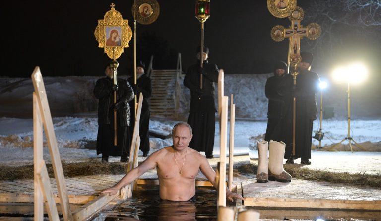 Στους -5 βαθμούς βούτηξε για τα θεοφάνεια ο Β. Πούτιν
