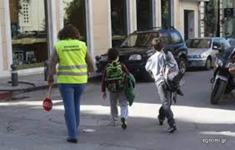 Λύσεις στα προβλήματα των σχολικών τροχονόμων ζητά το ΕΚΛ