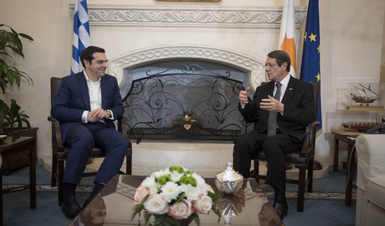 Συνάντηση Τσίπρα-Αναστασιάδη στο περιθώριο της Τριμερούς Ελλάδας-Κύπρου-Ιορδανίας (video)