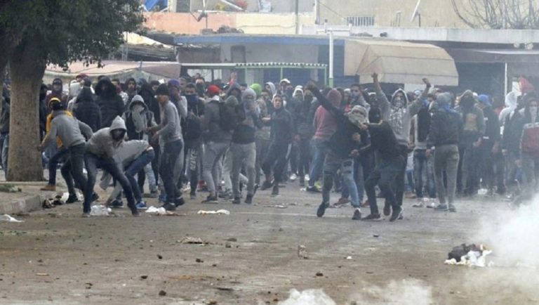 Νέες ταραχές για 3η συνεχόμενη νύχτα σε πόλεις της Τυνησίας (video)