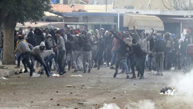 Νέες ταραχές για 3η συνεχόμενη νύχτα σε πόλεις της Τυνησίας (video)