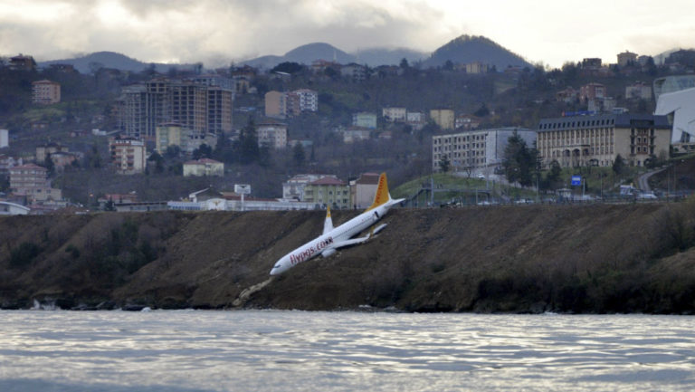 Τουρκία: Αεροπλάνο παραλίγο να πέσει στη θάλασσα (video)