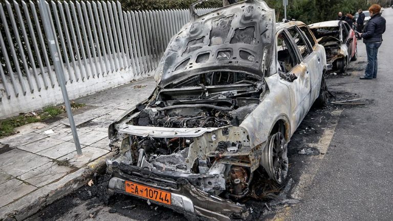 Εμπρησμός τριών ΙΧ έξω από την πρεσβεία της Ουκρανίας
