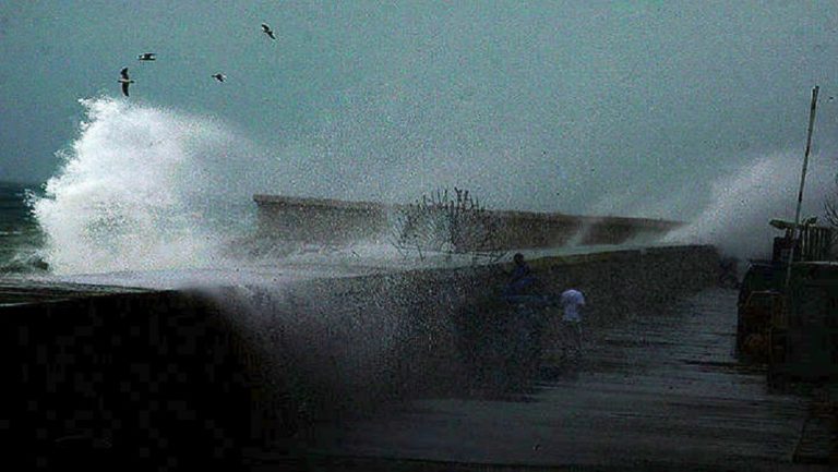 Χανιά: Φεύγουν στις 9 μ.μ. τα πλοία. Προβλήματα από τον αέρα στην Ανατολική Κρήτη