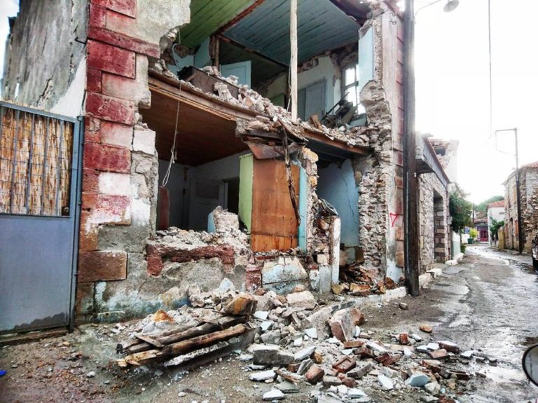 Λέσβος: Ξεκίνησαν οι κατεδαφίσεις στα «κόκκινα» κτίρια