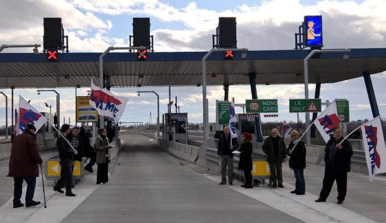 Τρίκαλα: Άνοιξαν τις μπάρες στον σταθμό διοδίων του Ε-65