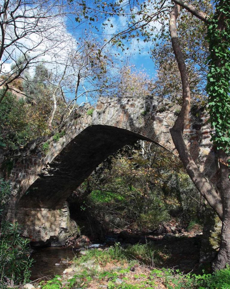 Κατέρρευσε ιστορικό γεφύρι στο Κακοδίκι Σελίνου (audio)