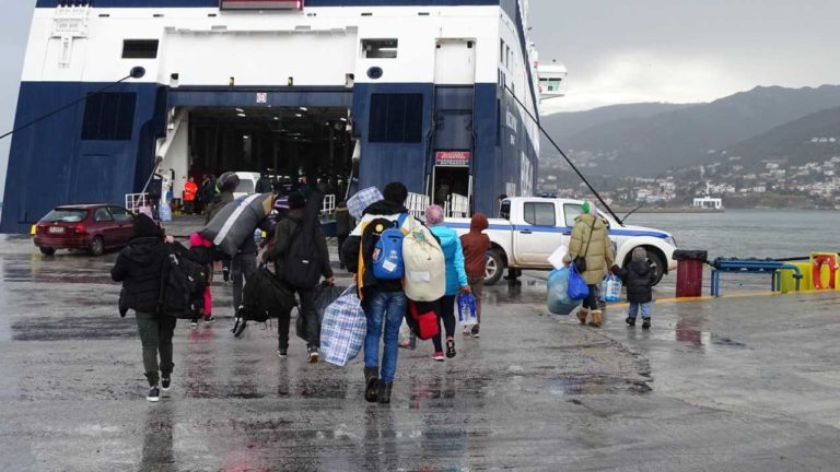 Λέσβος: Μεταφορά προσφύγων σε Καβάλα και Πειραιά