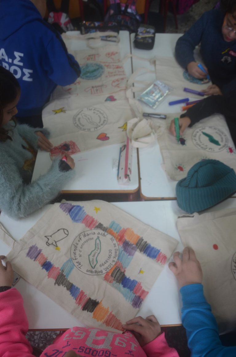 Μαθητές της Ικαρίας ζωγραφίζουν τσάντες για τα ψώνια των γονιών τους!