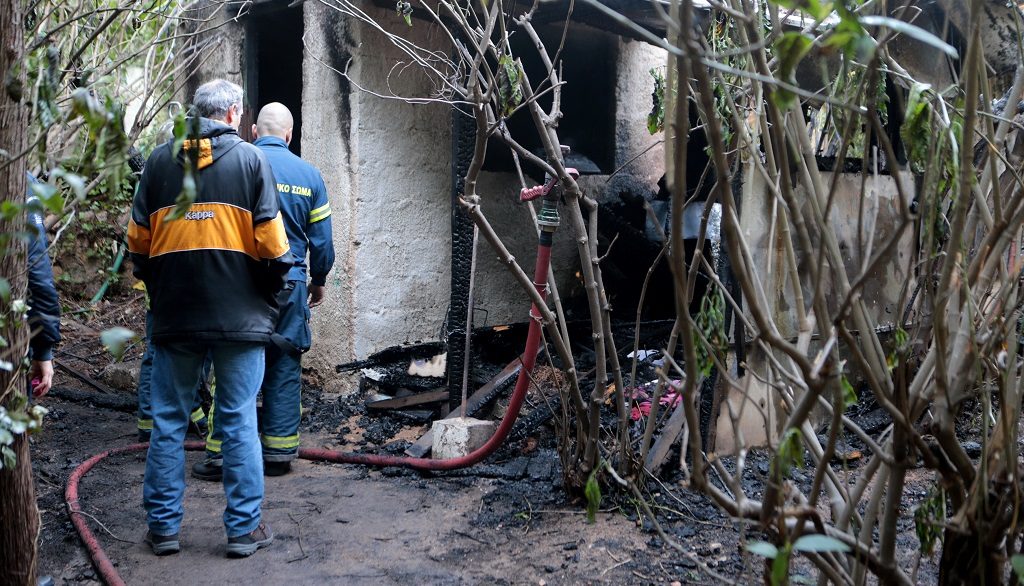 Ένας νεκρός από φωτιά σε αποθήκη στον Κολωνό