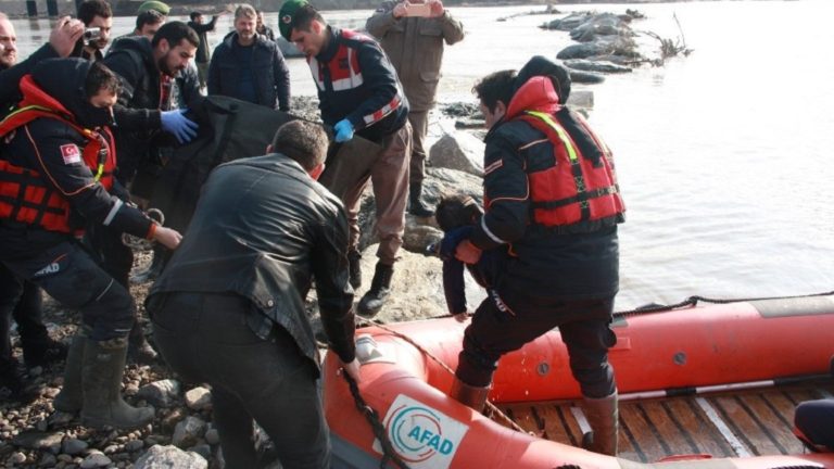Έβρος: 3 νεκροί, 8 αγνοούμενοι από ανατροπή βάρκας με πρόσφυγες (video)