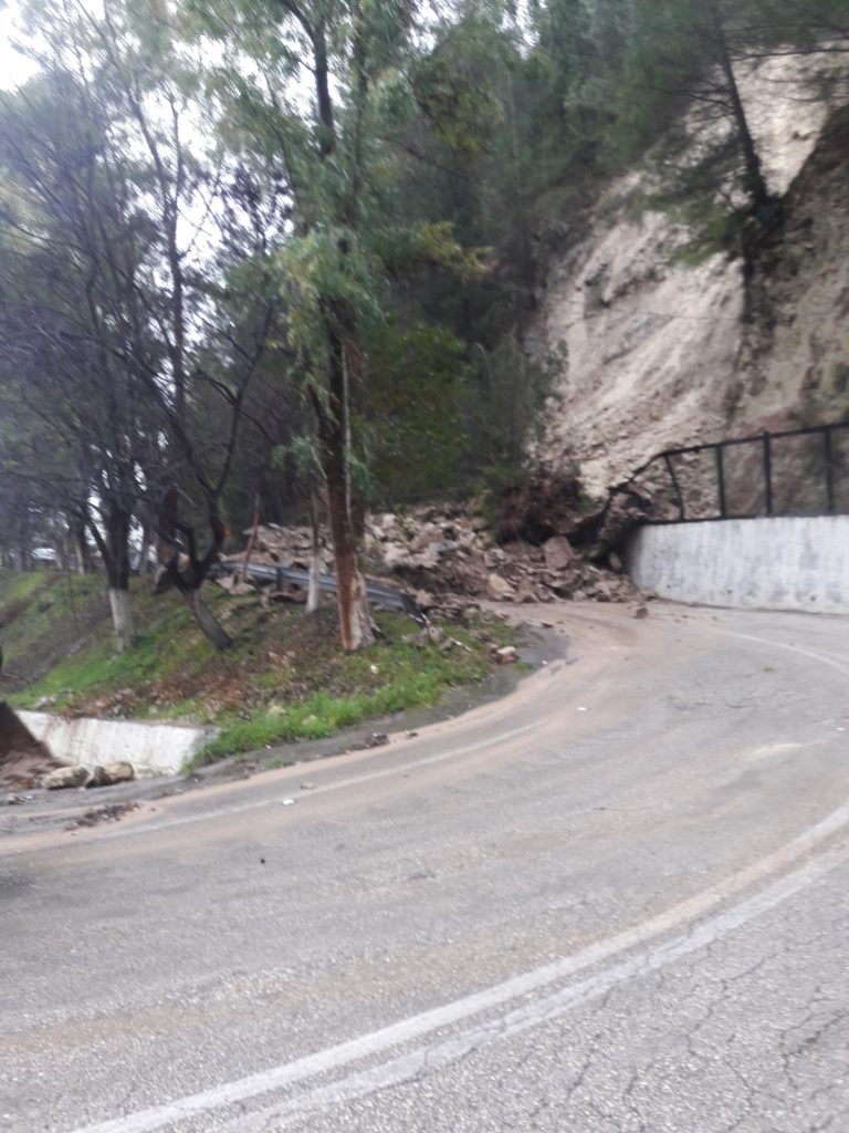 Η ΠΕ Λευκάδας για κλειστό δρόμο – κατολισθήσεις