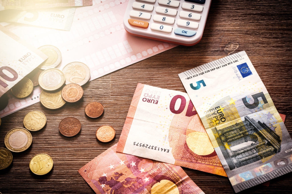 Στα 2.300€ το μηνιαίο όριο ανάληψης μετρητών από αύριο – Άνοιγμα νέων λογαριασμών