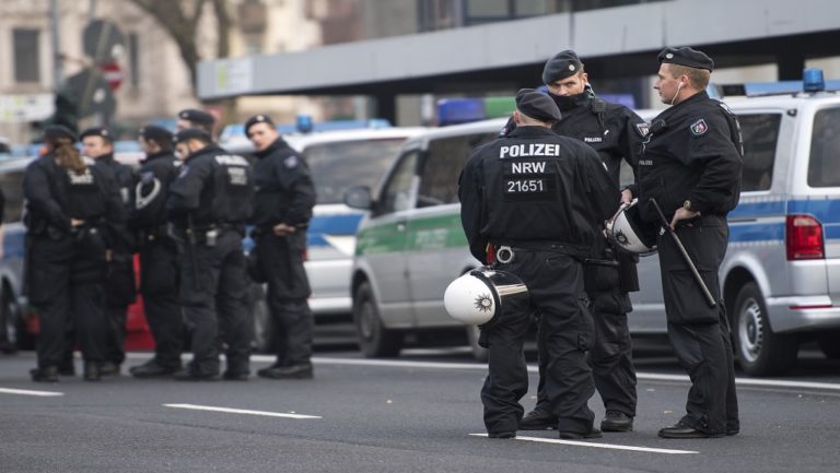 Διακινητές προσφύγων συνελήφθησαν στη Γερμανία – Συμβολή της ΕΛ.ΑΣ