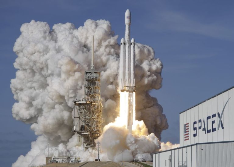 Εκτοξεύτηκε ο ισχυρότερος πύραυλος στον κόσμο από την SpaceX