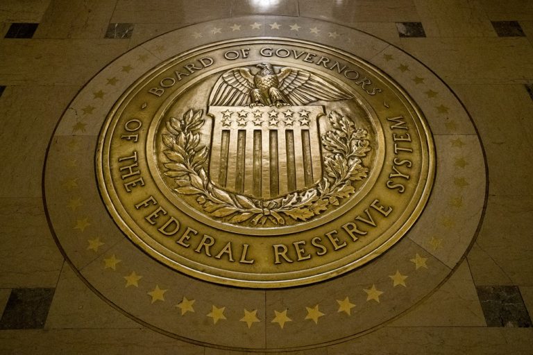 Την απόφαση της Fed για τα αμερικανικά επιτόκια περιμένουν οι αγορές