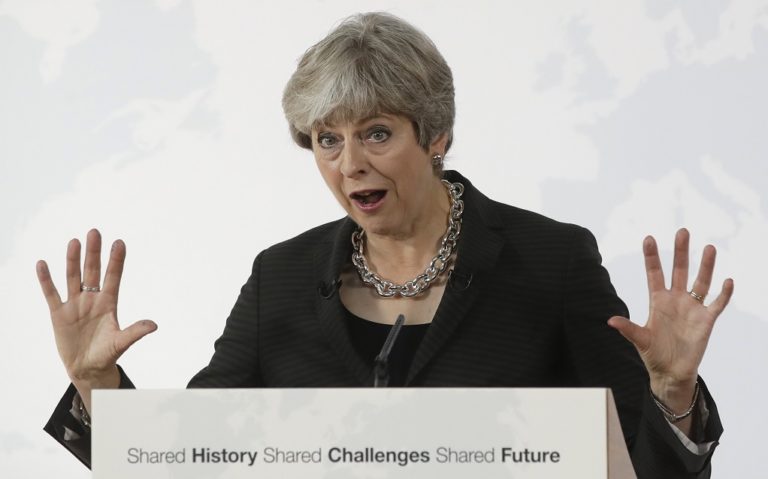 Βρετανία: «Ακατανόητους» χαρακτηρίζει η πρώην πρωθυπουργός Τερέζα Μέι τους ταξιδιωτικούς περιορισμούς