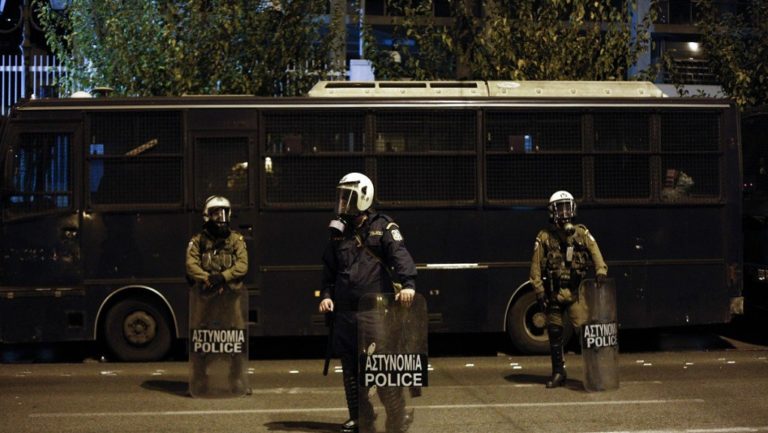 Επίθεση με μολότοφ εναντίον αστυνομικών δυνάμεων στα Εξάρχεια