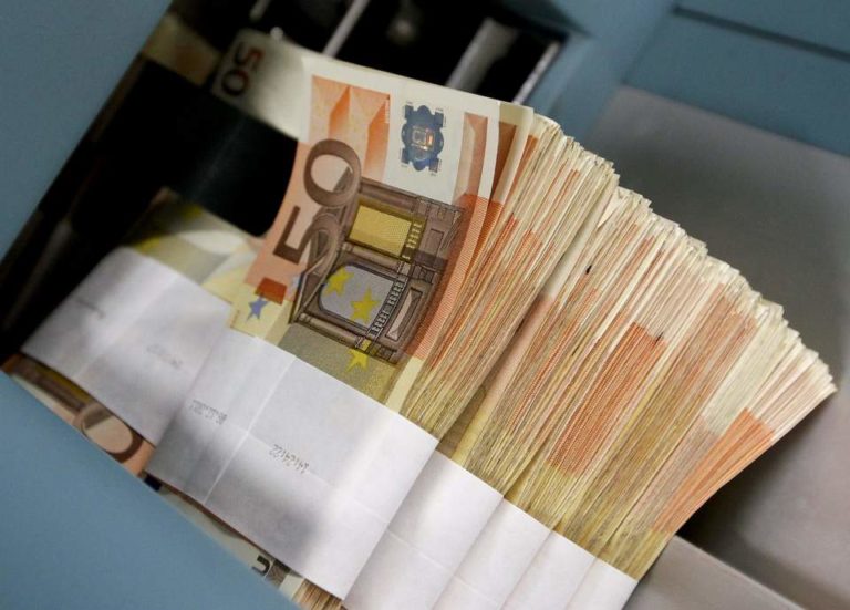 Υπάλληλος του ΙΚΑ Πολυγύρου εξαπατούσε συνταξιούχους και τους έπαιρνε χρήματα