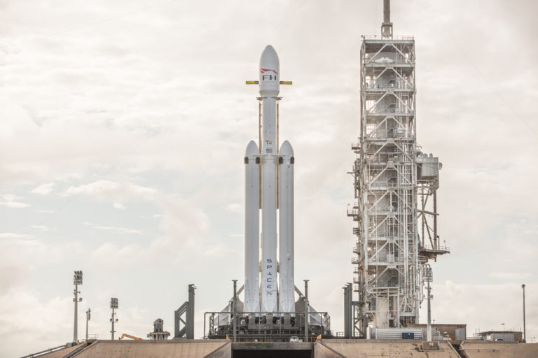Ο πύραυλος Falcon Heavy του Έλον Μασκ είναι έτοιμος για εκτόξευση
