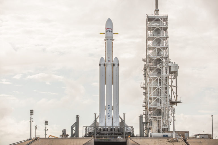 Ο πύραυλος Falcon Heavy του Έλον Μασκ είναι έτοιμος για εκτόξευση