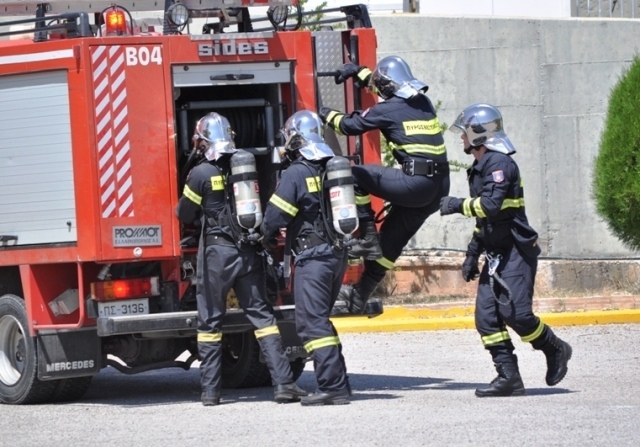 Άγνωστοι νεαροί έβαλαν φωτιά σε κάδο απορριμμάτων στη Θεολογική Σχολή