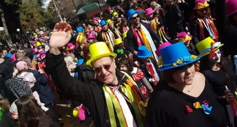 Μαζική καρναβαλική παρέλαση στο Ηράκλειο Αττικής
