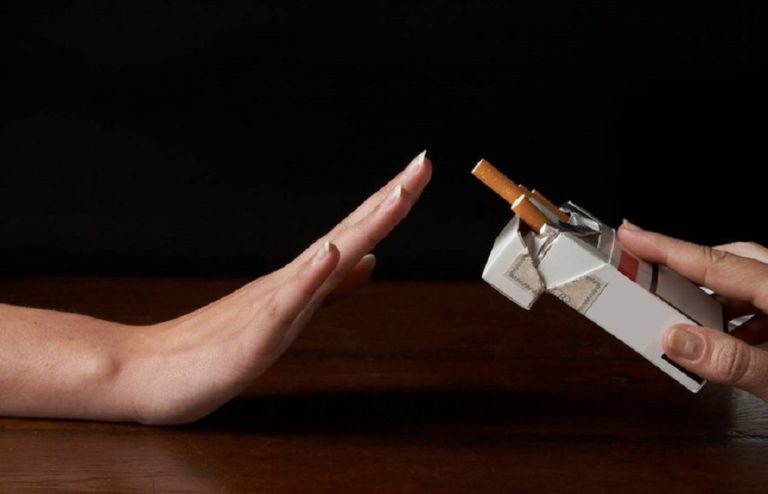 Η πρώτη “καμπάνα” για το κάπνισμα: Πρόστιμο σε εργαζόμενη νοσοκομείου (video)