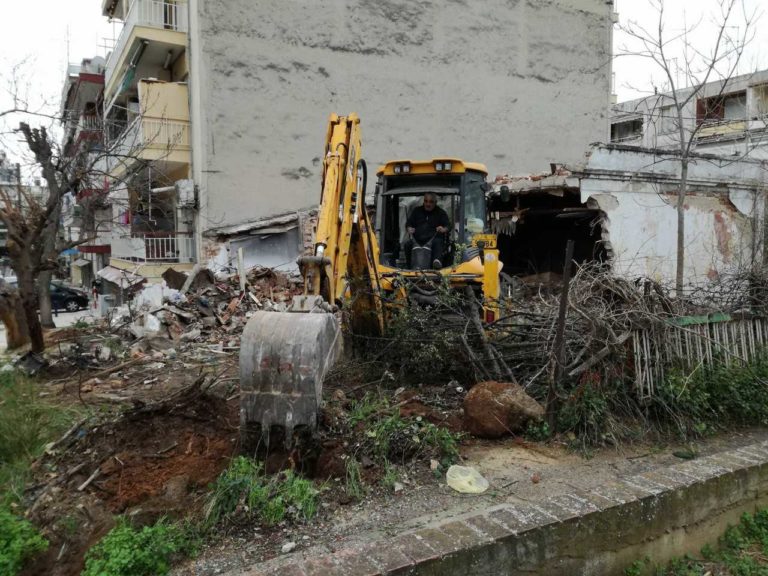 Κατεδαφίστηκε κτίριο ‘απειλή’ για τη δημόσια υγεία στο δήμο Παύλου Μελά