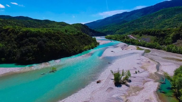 Κάμπινγκ στις όχθες του Αχελώου