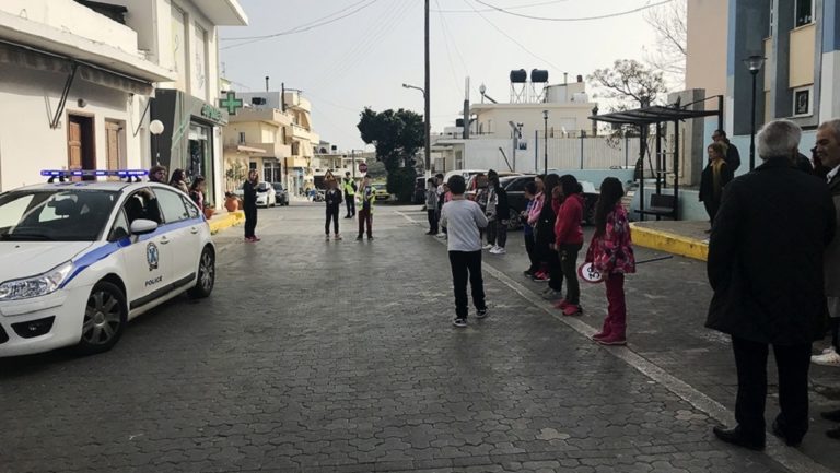 Μοίρασαν κλήσεις οι μαθητές