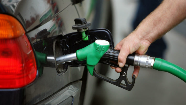 Σήμερα οι αποφάσεις της ΡΑΕ για επιβολή πλαφόν στη τιμή βενζίνης