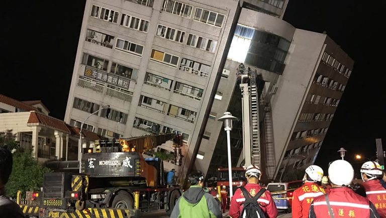 Ταϊβάν: Ισχυρή δόνηση 6,4 Ρίχτερ – Κατέρρευσε ξενοδοχείο (video)