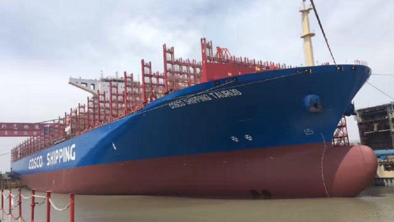 Στον Πειραιά το γιγαντιαίο «Cosco Shipping Taurus» (video)