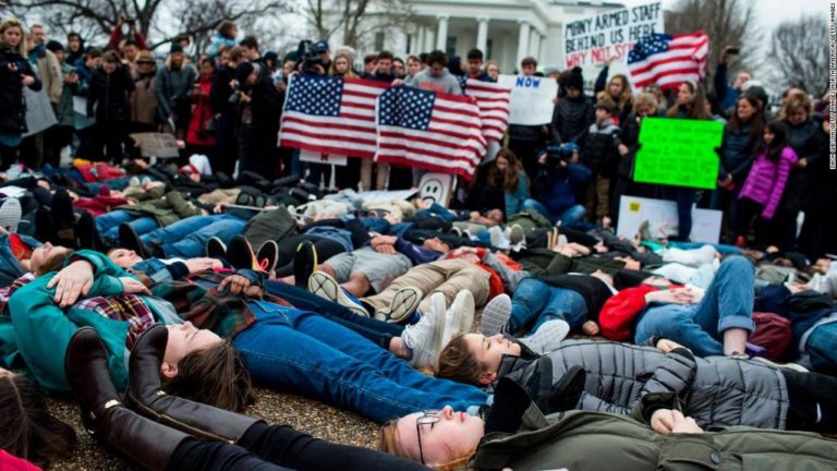 Μαθητές ξάπλωσαν έξω από τον Λευκό Οίκο ενάντια στην οπλοκατοχή