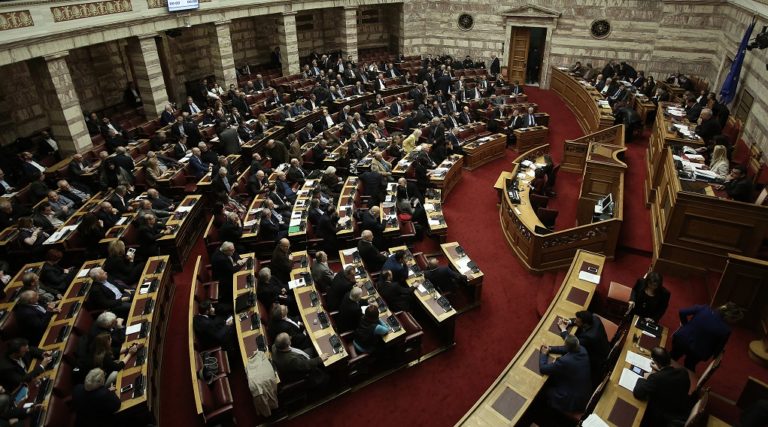 Κατατέθηκε στη Βουλή η Συμφωνία των Πρεσπών – Σε θέση μάχης τα κόμματα (video)